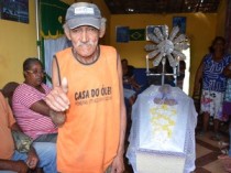 Homem aparece no próprio velório na Bahia (Fotos: Blog do Anderson)
